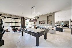 Prestigious villa in domain with Golf