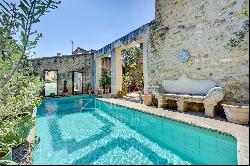 Private historical mansion in the Aix en Provencecountryside