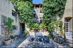 Private historical mansion in the Aix en Provencecountryside