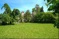 Uzès: Historical property from the 18th-century and its park, 5 minutes from the Place au