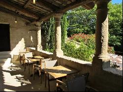 UZES ON FOOT - PROPERTY