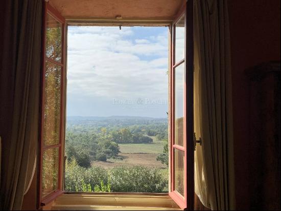 Bastide of the 15th century on a 51-hectare parcel, between Alès and Barjac