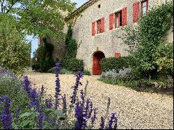 Bastide of the 15th century on a 51-hectare parcel, between Alès and Barjac