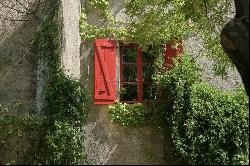 Bastide of the 15th century on a 51-hectare parcel, between Alès and Barjac