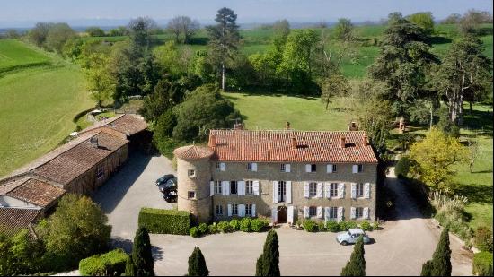 15th century medieval castle with gîtes, beautifully restored, 30 mn from Toulouse on 5 ha