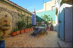 Uzès center - Authentic village house with terrace, garage and vaulted cellar.