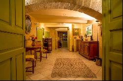 Uzès center - Authentic village house with terrace, garage and vaulted cellar.