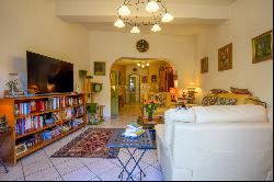 Uzès center - Authentic village house with terrace, garage and vaulted cellar.