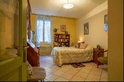 Uzès center - Authentic village house with terrace, garage and vaulted cellar.