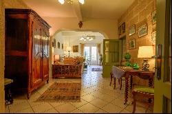 Uzès center - Authentic village house with terrace, garage and vaulted cellar.