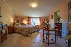 Uzès center - Authentic village house with terrace, garage and vaulted cellar.