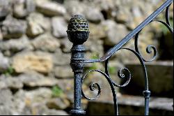 CASTLE 17th century WITH VINEYARD, 33 ha with 15 ha of organic vines