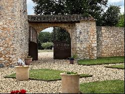 Near Uzès - Luxury property of 900 square meters surrounded by 400 hectares of private fo