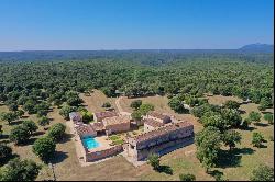 Near Uzès - Luxury property of 900 square meters surrounded by 400 hectares of private fo