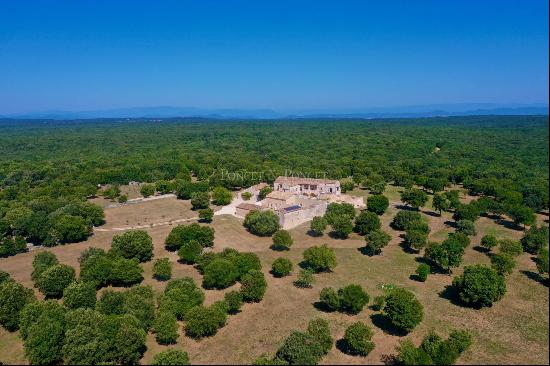 Near Uzès - Luxury property of 900 square meters surrounded by 400 hectares of private fo