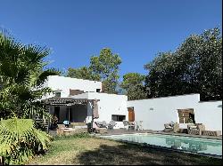 Contemporary architect-designed villa between Nîmes and Uzès