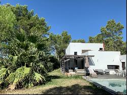 Contemporary architect-designed villa between Nîmes and Uzès