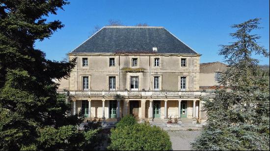 Vineyard with castle and large complex of buildings on 65 ha of irrigable land just outsi