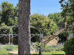 Former wine farmhouse and its vast outbuildings