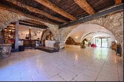 Authentic 13th-century stone farmhouse set in 55 hectares, including 15 hectares of vines