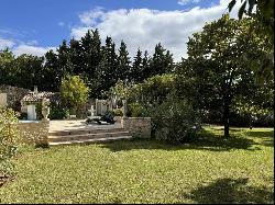 Former 19th century stable with large garden in the heart of Uzes