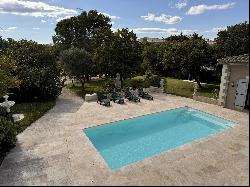 Former 19th century stable with large garden in the heart of Uzes