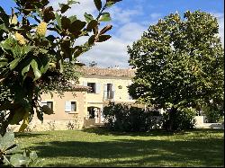 Former 19th century stable with large garden in the heart of Uzes