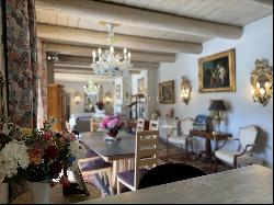 Former 19th century stable with large garden in the heart of Uzes