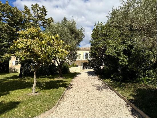 Former 19th century stable with large garden in the heart of Uzes