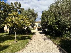 Former 19th century stable with large garden in the heart of Uzes