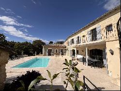 Former 19th century stable with large garden in the heart of Uzes