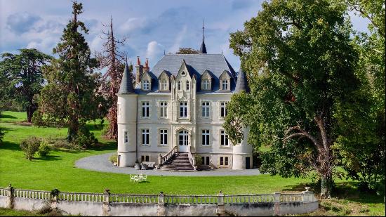 Neoclassical Château with 14 hectares of Park