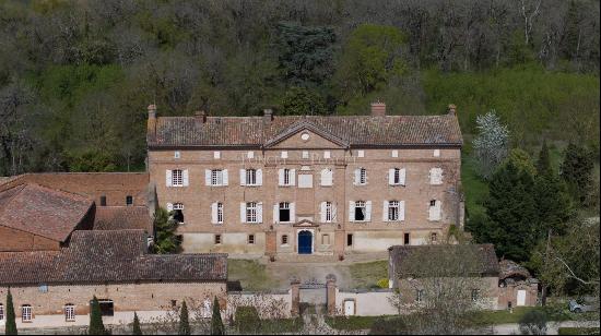 CASTLE typical of the Toulouse region, 15 minutes from downtown, 1200 m2 with reception r