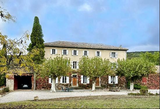 91 ha wine growing charming property in the Aude with houses and buildings