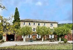 91 ha wine growing charming property in the Aude with houses and buildings