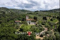 CASTLE WITH VIEWS OF THE HISTORIC CENTER OF FLORENCE FOR SALE