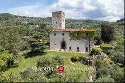 CASTLE WITH VIEWS OF THE HISTORIC CENTER OF FLORENCE FOR SALE