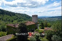 CASTLE WITH VIEWS OF THE HISTORIC CENTER OF FLORENCE FOR SALE