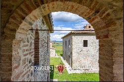 STONE HAMLET TO BE RESTORED FOR SALE IN CITTÀ DI CASTELLO, UMBRIA