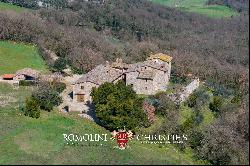 HISTORIC COUNTRY HOUSE WITH PANORAMIC VIEWS OF TODI FOR SALE IN UMBRIA