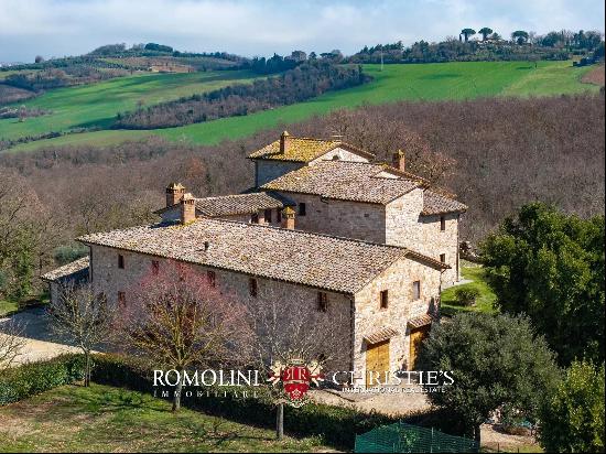 HISTORIC COUNTRY HOUSE WITH PANORAMIC VIEWS OF TODI FOR SALE IN UMBRIA