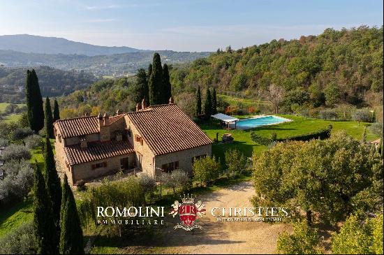 RENOVATED FARMHOUSE WITH PANORAMIC VIEWS FOR SALE IN AREZZO