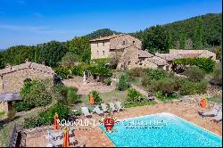 RURAL HAMLET WITH POOL FOR SALE IN CASOLE D'ELSA, TUSCANY