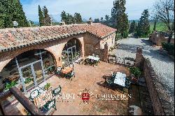 VILLA WITH VINEYARDS AND POOL FOR SALE IN SIENA