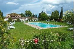 VILLA WITH VINEYARDS AND POOL FOR SALE IN SIENA