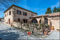 VILLA WITH VINEYARDS AND POOL FOR SALE IN SIENA