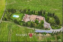 VILLA WITH VINEYARDS AND POOL FOR SALE IN SIENA