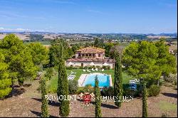 VILLA WITH VINEYARDS AND POOL FOR SALE IN SIENA