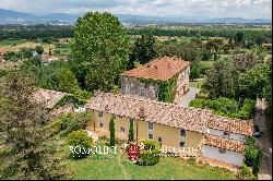 PERIOD VILLA WITH CHAPEL AND PARK FOR SALE IN LUCCA