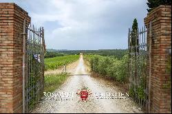 WINE ESTATE WITH 25.8 HA OF VINEYARDS FOR SALE IN CHIANTI CLASSICO, TUSCANY